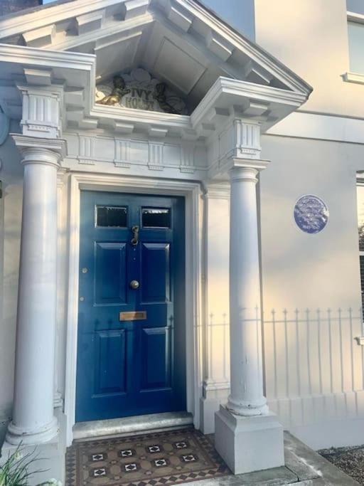 Turing Lodge, Near Hampton Court Εξωτερικό φωτογραφία